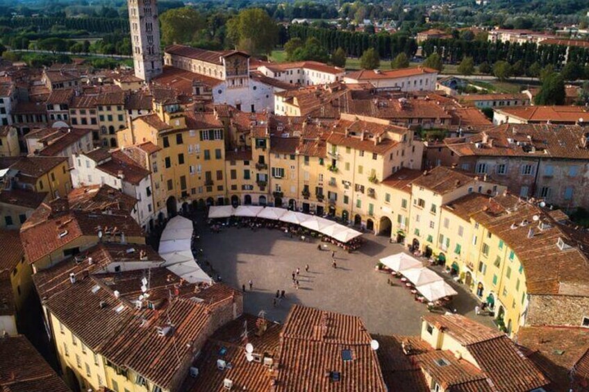 Lucca Walking Tour with Audio and Written Guide by a Local