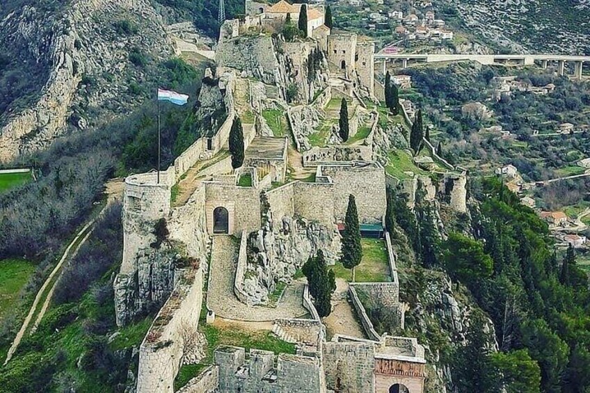 Private Guided Tour to Ancient Salona Klis Fortress,Vranjača Cave