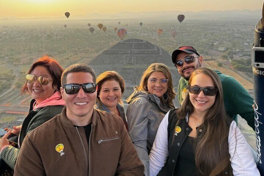 Balloon flight with breakfast in Cueva from Mexico City