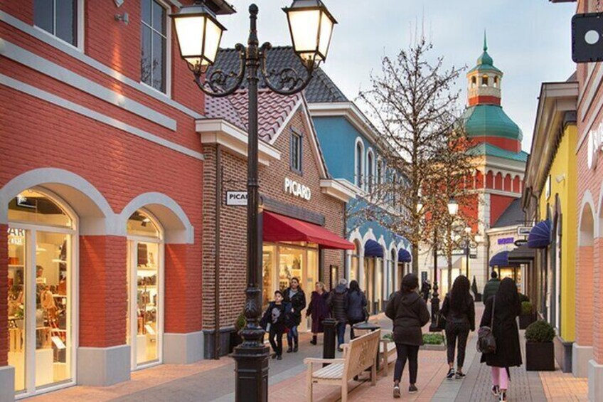 With Kral Services, you can effortlessly reach Designer Outlet Roermond for an exclusive shopping experience, where fashion, quality and great deals meet.