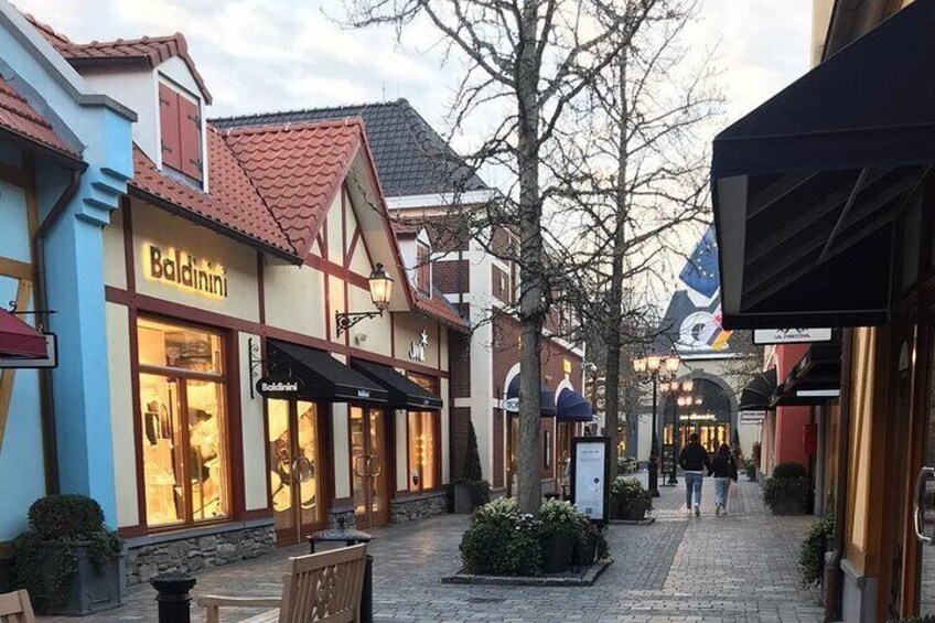 Strategically located in the heart of Limburg close to the German border, Designer Outlet Roermond is a paradise for every fashion lover. With over 200 designer brands such as Prada, Armani, Gucci and