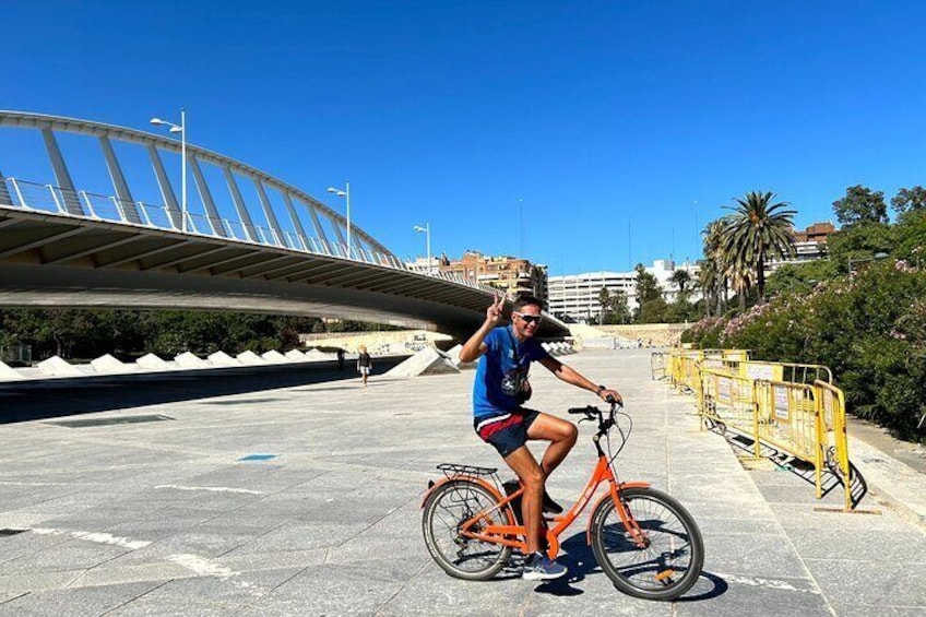 Valencia City Highlights in Guided Bike or E-Bike Tour