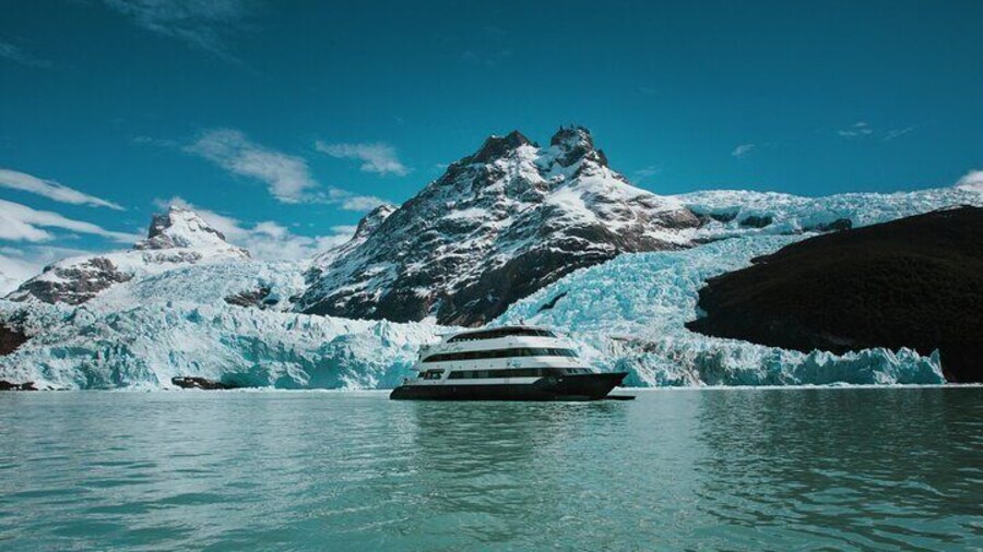 The Spirit Of The Glaciers: 1 Night Guided Cruise from Calafate