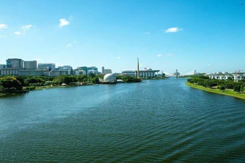 Shared Putrajaya Tour with Traditional Boat Cruise & Pink Mosque