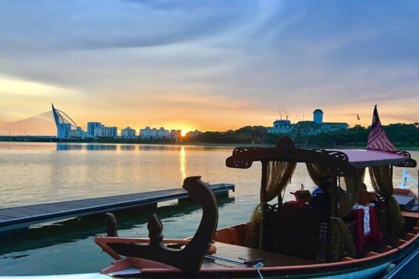 Shared Putrajaya Tour with Traditional Boat Cruise & Pink Mosque