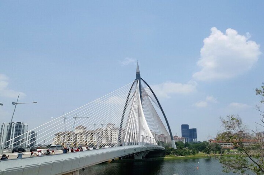 Shared Putrajaya Tour with Traditional Boat Cruise & Pink Mosque