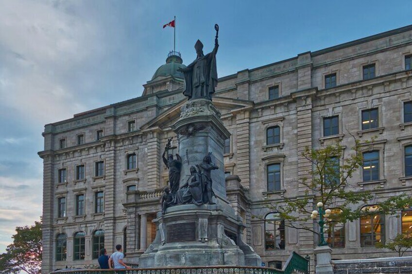 Private App Guided Walking Tour to Quebec City Old Town 