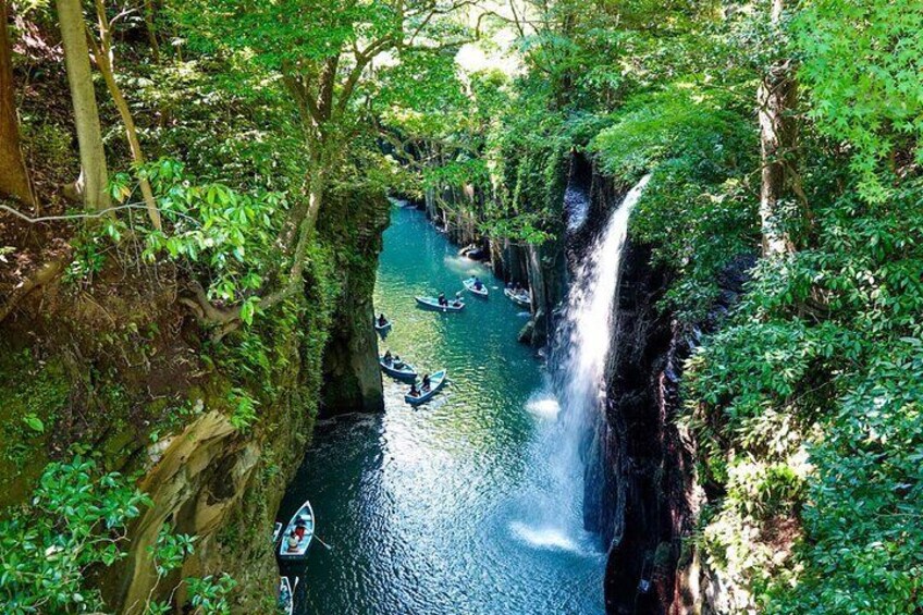 Takachiho Gorge: A valley formed by Mount Aso’s ancient eruption, featuring towering cliffs and the 17-meter-high Manai Falls.