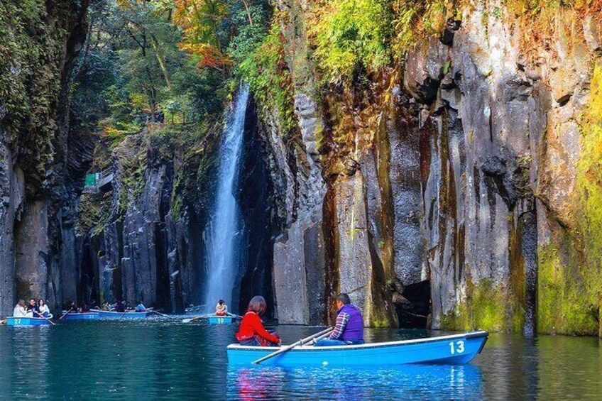 Takachiho Gorge: Famous for its stunning scenery, this valley, formed by an ancient eruption of Mount Aso, features towering cliffs, the 17-meter-high Manai Falls, and three scenic bridges that enhanc