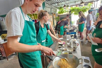 4 Hour Local Thai Kitchen Cooking Class in Phra Nakhon