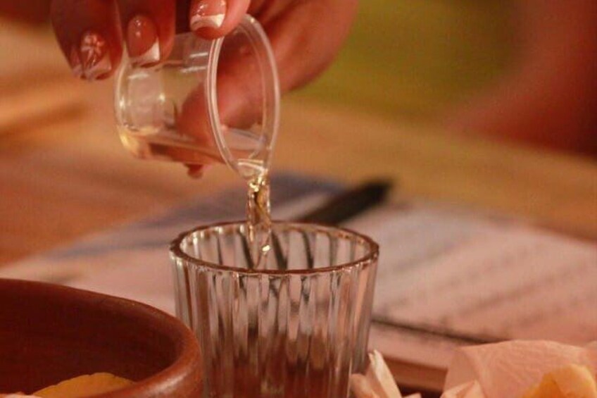 Foodie Experience in Oaxaca: Mezcal tasting guided by a sommelier