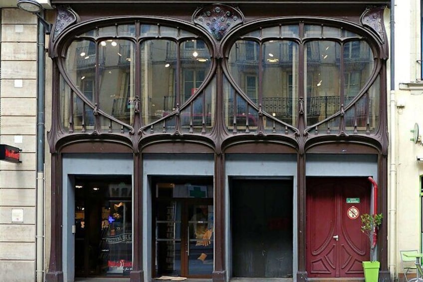 These peacock tails displayed on the former Magasins Vaxelaire, survivors of the many waves of destruction, still bear witness to the wonders of Nancy at the dawn of the 20th century.