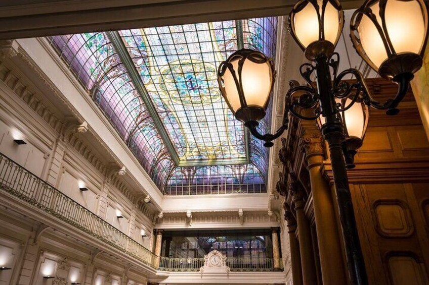 A gem is hidden in the lobby of a bank: the extraordinary glass roof created by Jacques Gruber for Crédit Lyonnais. It’s all there! It’s the masterful expression of the Nancy artistic movement