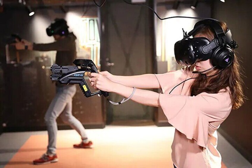 Experience a 1on1 VR Shooting attraction! Team up with your friends and fight against the other team