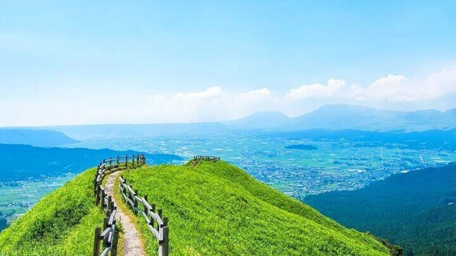 Aso Mountain Kusasenri is a large grassland located at the northern foot of Mount Eboshi.