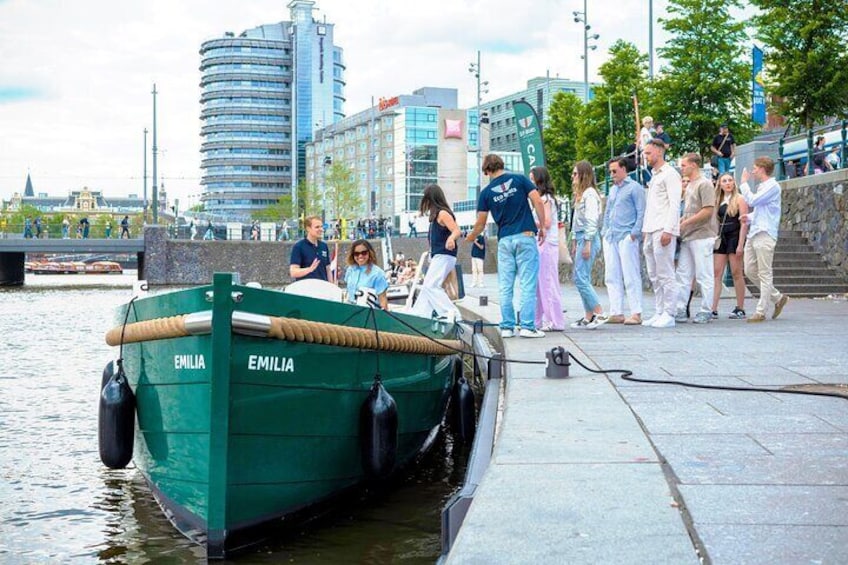 Afternoon Amsterdam Canal Cruise Tour with a Drink and Snack