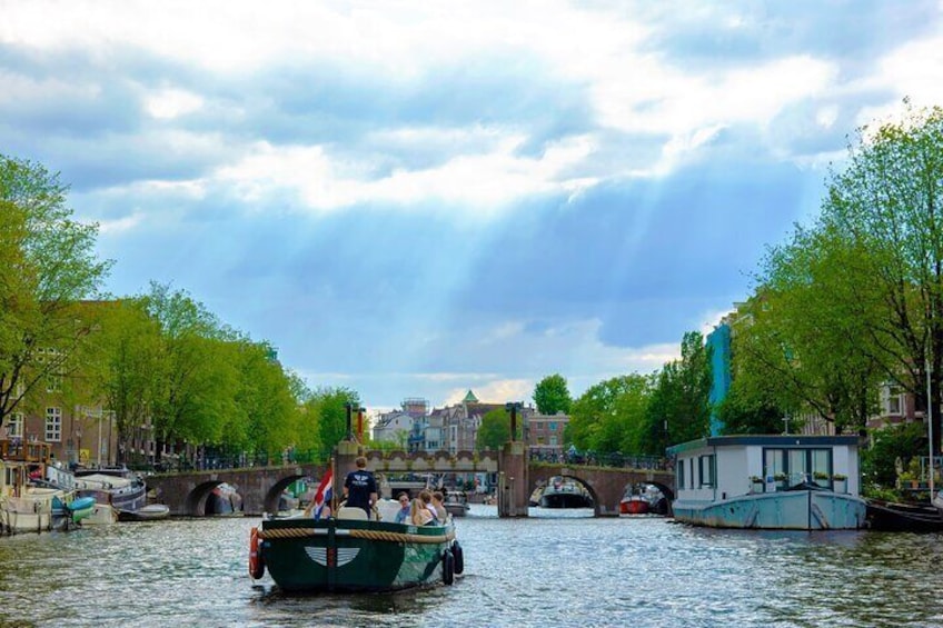 Afternoon Amsterdam Canal Cruise Tour with a Drink and Snack