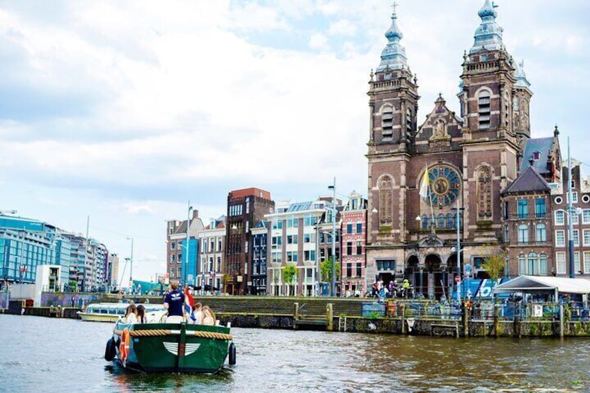 Afternoon Amsterdam Canal Cruise Tour with a Drink and Snack