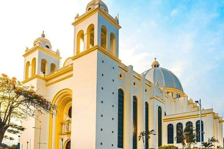 San Salvador Highlights Walking Tour with a Guide