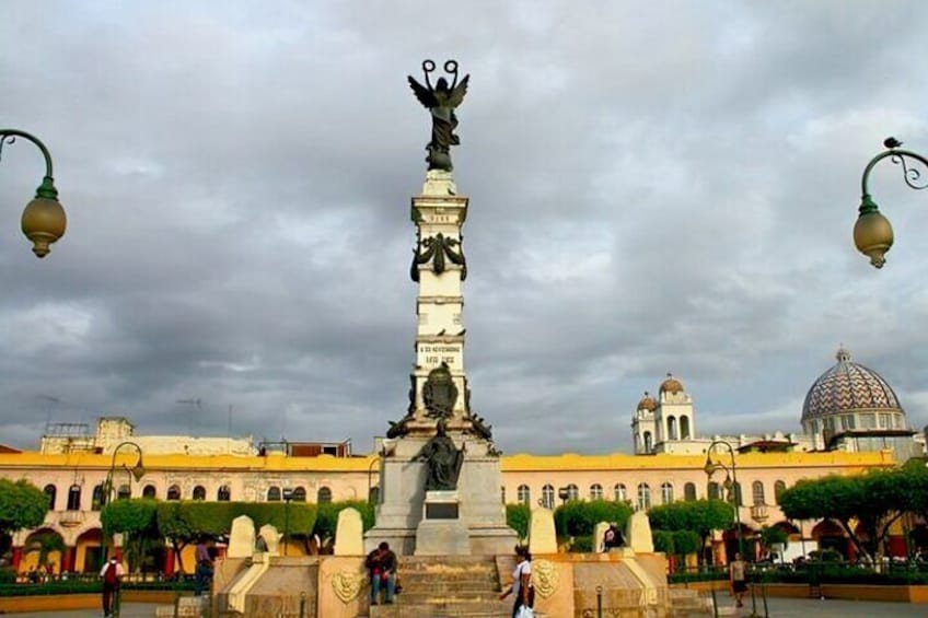 San Salvador Highlights Walking Tour with a Guide