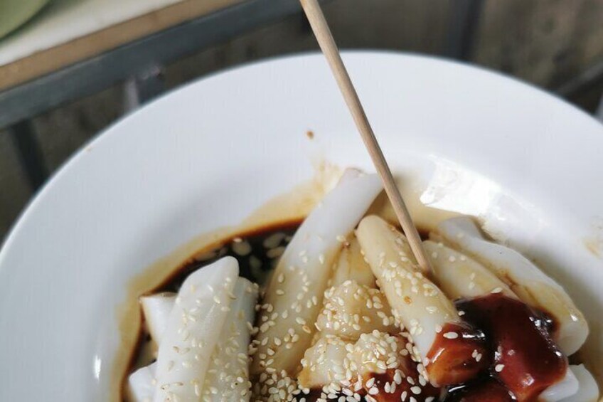 Sham Shui Po Private Walking Tour with Amateur Gourmet Local