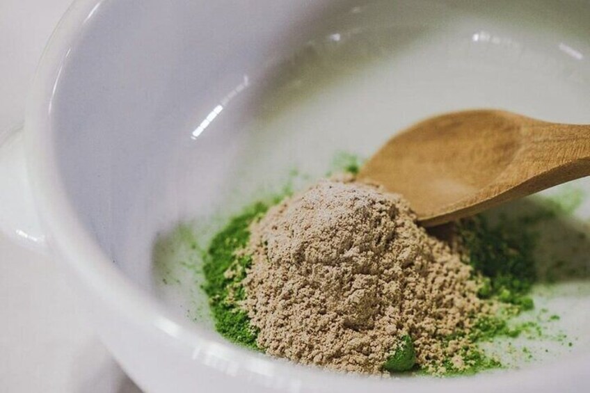 The matcha that accumulates in the gaps between machines and is discarded is ordered while it is still fresh and used to make incense.