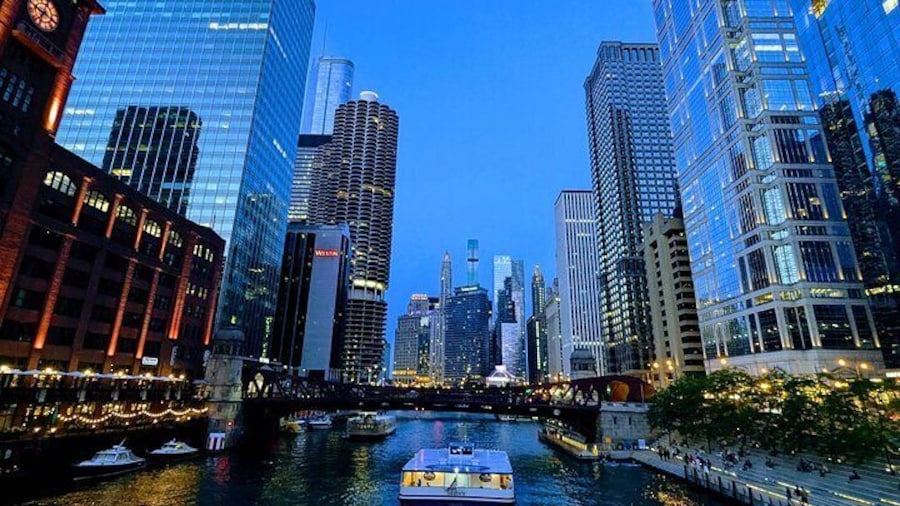 Chicago Magnificent Mile Scavenger Hunt Walking Tour and Game