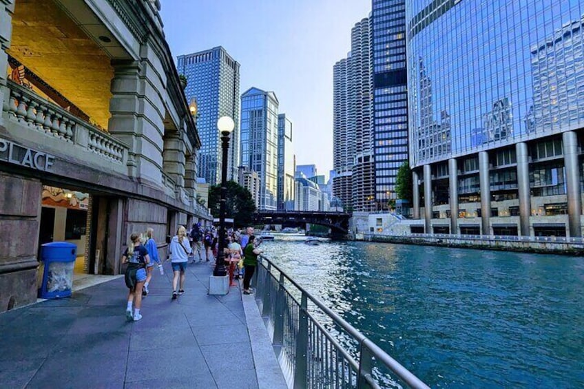 Chicago Magnificent Mile Scavenger Hunt Walking Tour and Game