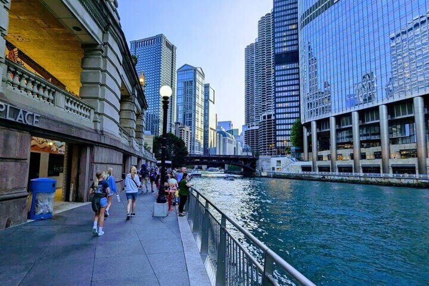 Chicago Magnificent Mile Scavenger Hunt Walking Tour and Game