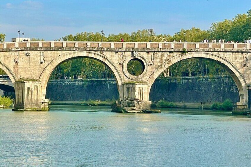 Rome Food Tasting with Wine Pairing and Tiber River Cruise