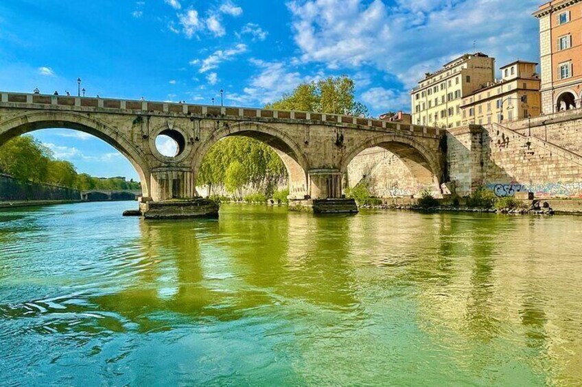 Rome Food Tasting with Wine Pairing and Tiber River Cruise