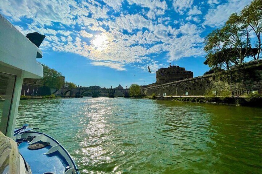 Rome Food Tasting with Wine Pairing and Tiber River Cruise