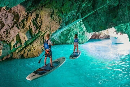 Paddleboard in Capri between caves and beaches