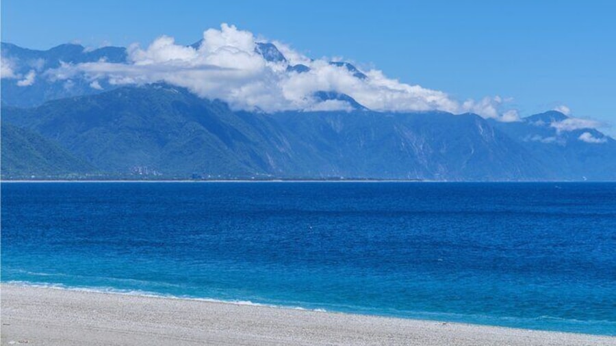 Hualien Day Tour Qixingtan Beach Liyu Lake Lintianshan Park