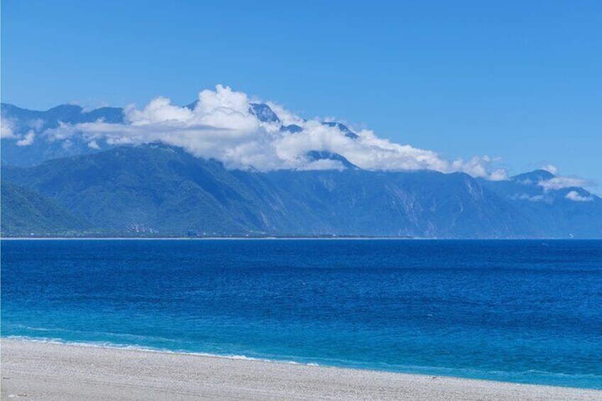 Hualien Day Tour Qixingtan Beach Liyu Lake Lintianshan Park