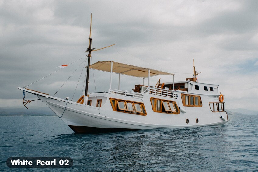 Marine Tourism : Phinisi White Pearl 02 Ticket