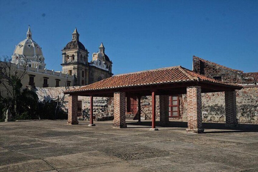 San Felipe Castle and Getsemani Walking Tour with tickets