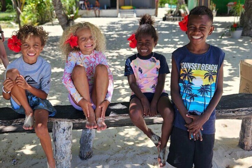 Kids at Pele Island