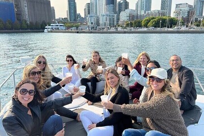 90-Minute Toronto Luxury Yacht Sightseeing Prosecco Cruise