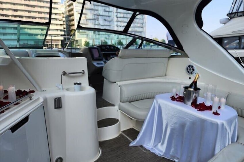 90-Minute Toronto Luxury Yacht Sightseeing Prosecco Cruise