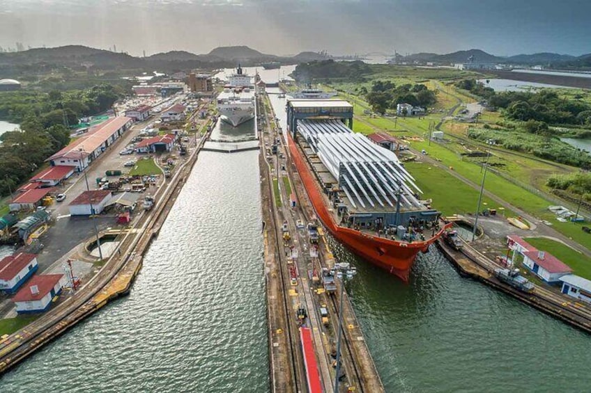 Miraflores locks two lanes