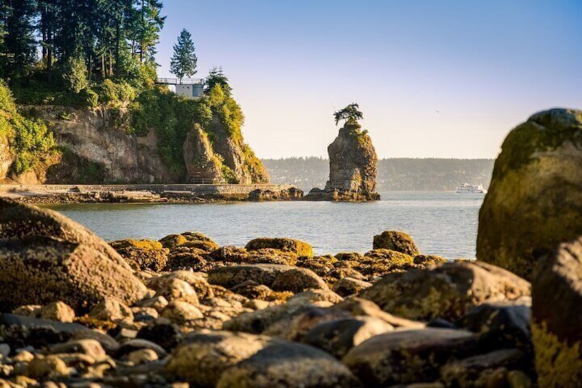 Siwash Rock: Discover the legendary Siwash Rock along the scenic seawall of Stanley Park. This iconic natural landmark, steeped in Indigenous lore, stands tall against the backdrop of Vancouver’s stun