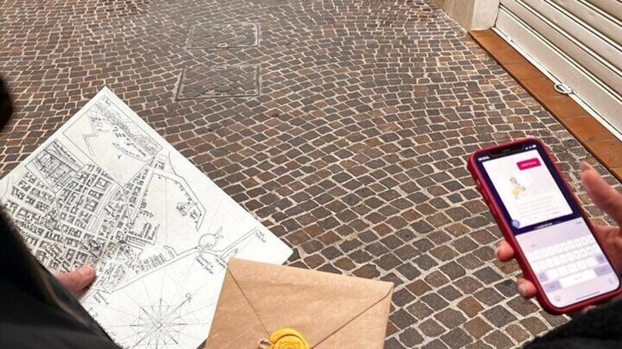 The tour takes place by following the directions of the story's protagonists from your phone, but you will be explained how to obtain physical tools that you will need to solve the puzzles.