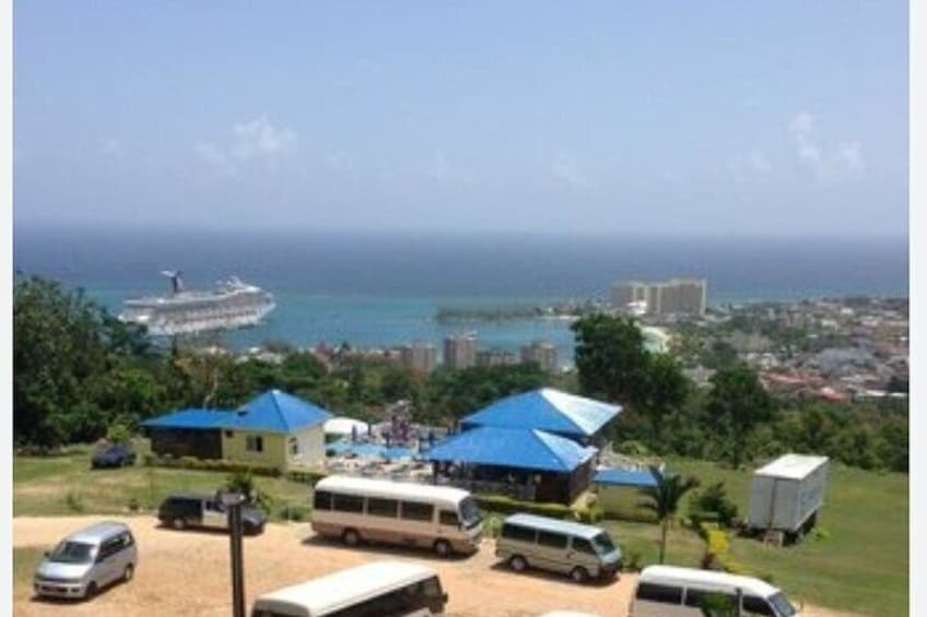 Sightseeing & Beach Tour with Lunch & Shopping Stops in Ocho Rios