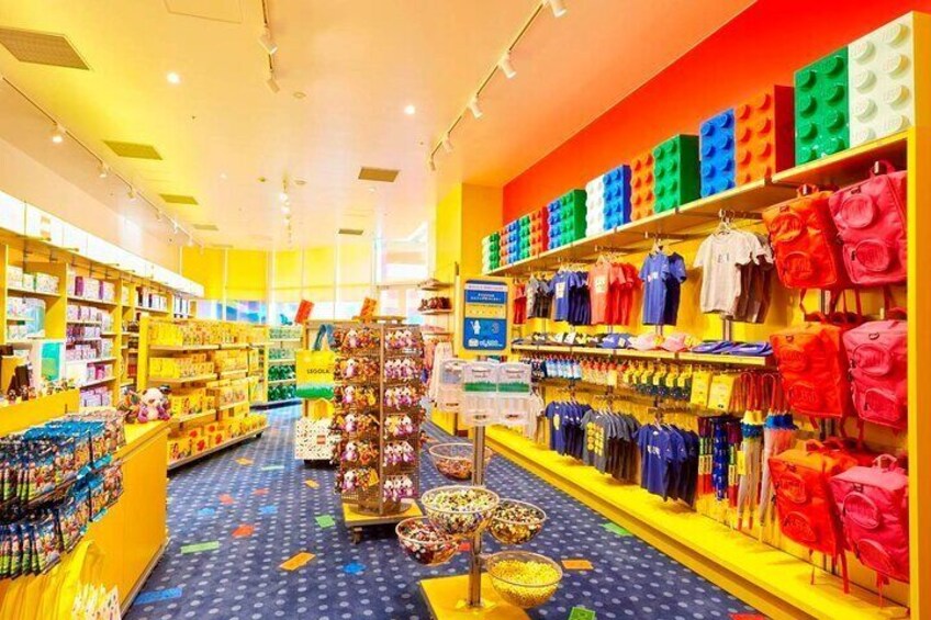 Make lasting memories and grab your souvenirs at the LEGOLAND Japan Hotel Shop