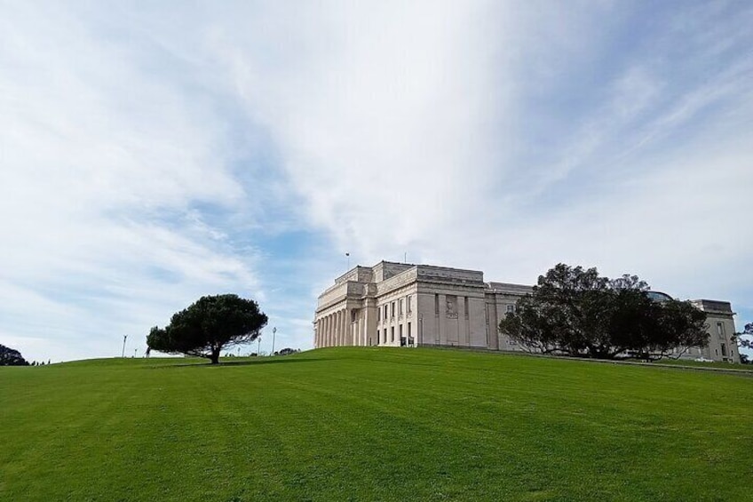 The Auckland War Memorial Museum within the park offers an in-depth look into New Zealand’s history and culture. In the evening, the beautifully lit trees and gardens create a remarkable momories.