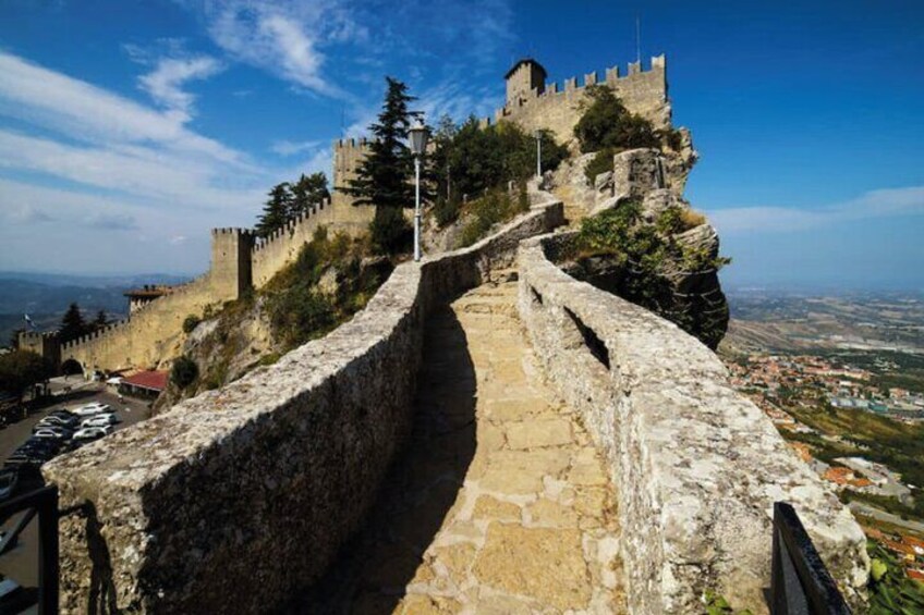 San Marino Walking Tour with Audio and Written Guide 