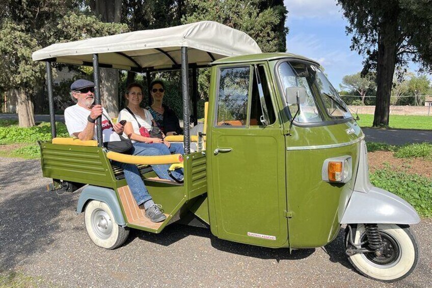 Private Tour in Vintage Electric Tuk Tuk of Rome