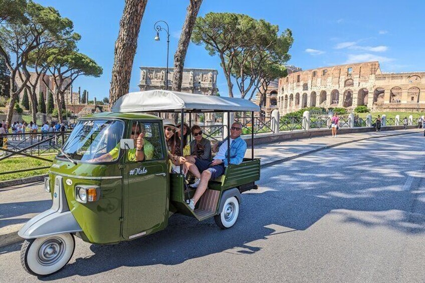 Private Tour in Vintage Electric Tuk Tuk of Rome