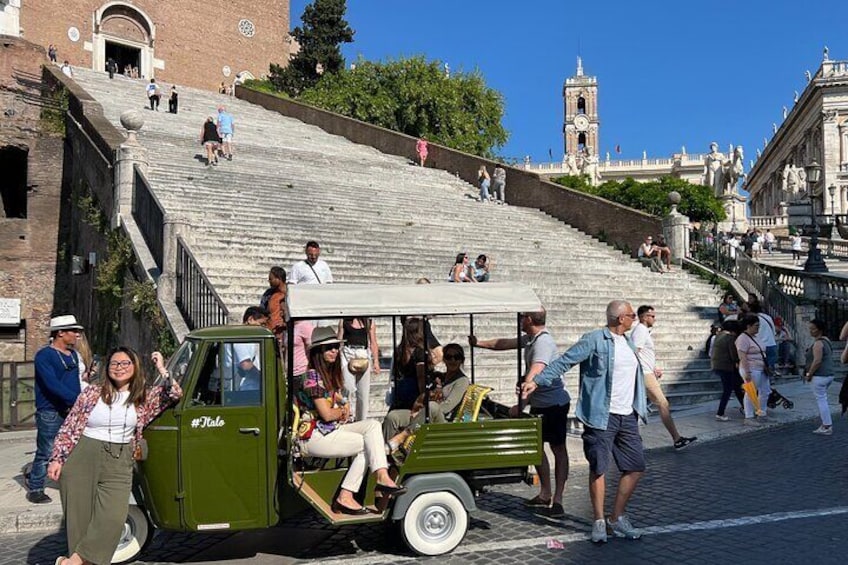 Private Tour in Vintage Electric Tuk Tuk of Rome